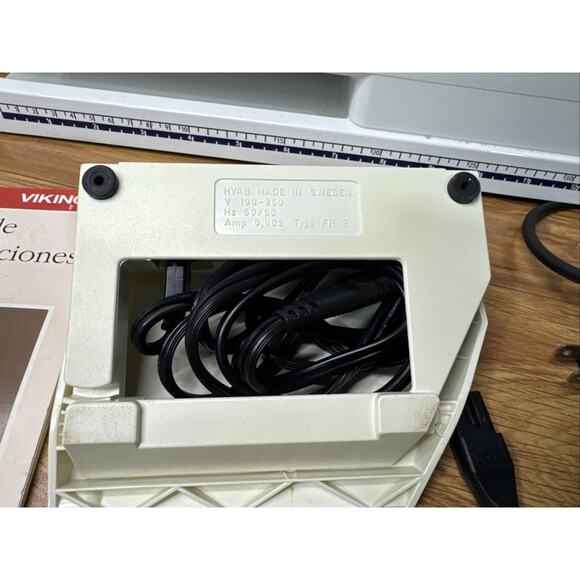 Husqvarna Viking Daisy 315 Sewing Machine Tested w/ Pedal Manuals & Case Sweden - Picture 7 of 11